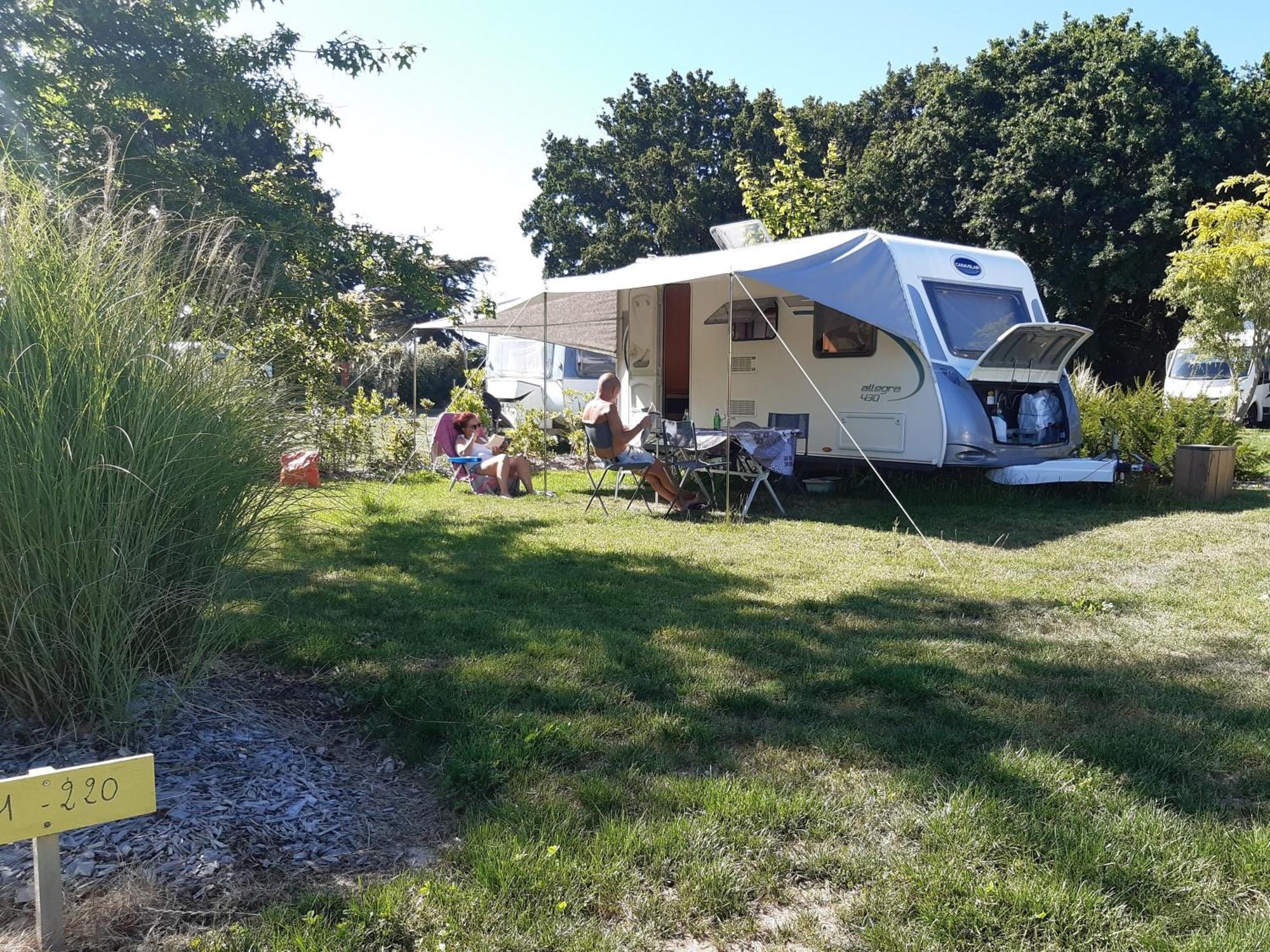 Camping Les Brillas Les Moutiers Esterno foto