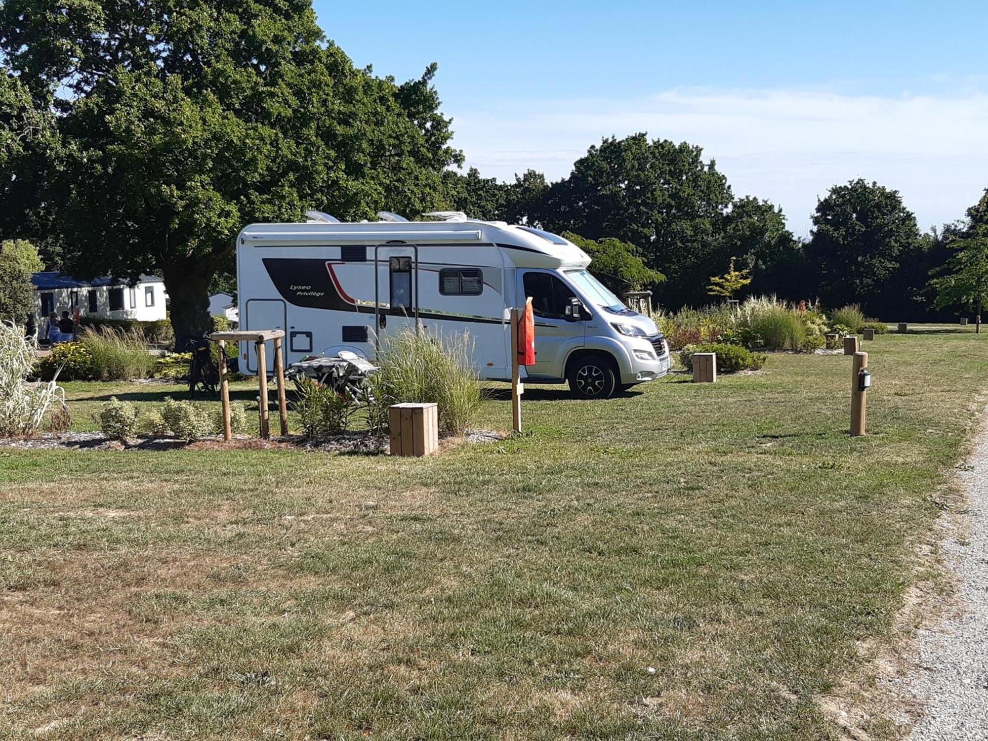 Camping Les Brillas Les Moutiers Esterno foto